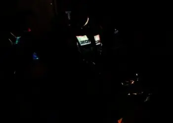 OPERASI PEKAT–Anggota Satpol PP Pandeglang bersama petugas gabungan, sedang memeriksa Miras di salah satu toko penjual Miras, di wilayah Kecamatan Karang Tanjung, Kabupaten Pandeglang, Minggu (26/12/2021). (ISTIMEWA)