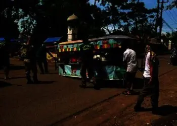 DITERTIBKAN–Anggota Satpol PP Pandeglang bersama petugas gabungan, sedang menertibkan lapak para PKL, di Alun-alun Menes, Rabu (29/12/2021). (ISTIMEWA)