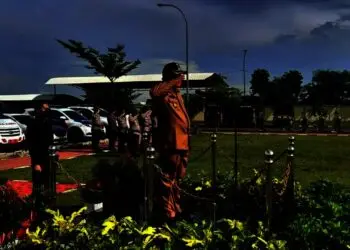 Wakil Bupati Serang Pandji Tirtayasa, memimpin apel gelar pasukan dalam rangka Operasi Lilin Maung 2021, di Halaman Mapolres Serang, Kamis (23/12/2021). (ISTIMEWA)