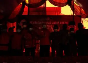 Anggota Komisi III DPR RI Fraksi PDI Perjuangan, Ichsan Soelistio, berfoto bersama saat pembagian beras, di Kecamatan Baros, Kabupaten Serang, Selasa (28/12/2021). (ISTIMEWA)