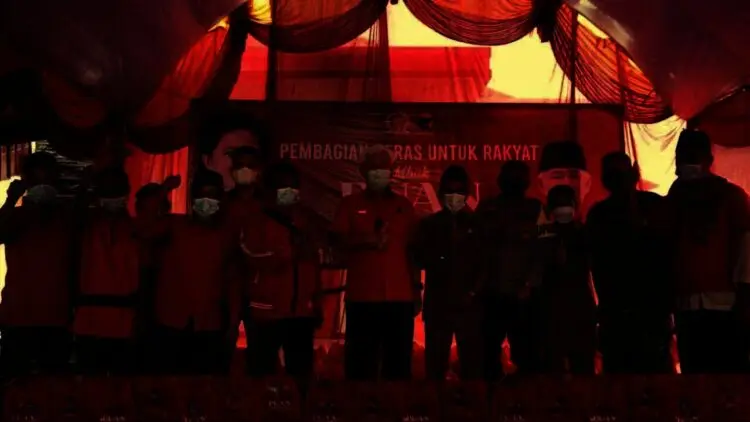 Anggota DPR RI dari Fraksi PDIP Bagikan Beras ke Masyarakat Baros