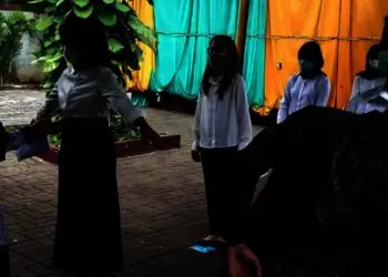 PEMERIKSAAN–Peserta Tes SKB CPNS di Kabupaten Serang, menjalani pemeriksaan saat akan memasuki ruangan tes, di salah satu hotel di Kota Serang, Rabu (15/12/2021). (SIDIK/SATELITNEWS.ID)