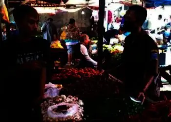 Petugas Diskoperindag Kabupaten Serang, melakukan pemantauan harga di salah satu pasar di Kabupaten Serang, Senin (20/12/2021). (ISTIMEWA)