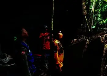 Petugas BPBD dan Tim, meninjau lokasi longsor dan pergerakan tanah yang dipicu intensitas hujan yang tinggi, Selasa (7/12/2021). (ISTIMEWA)