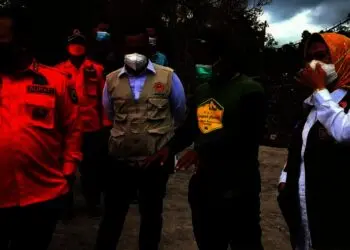 Mengharukan, Bupati Tatu Chasanah Kunjungi Langsung Lokasi dan Korban Erupsi Gunung Semeru