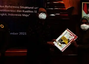 Gubernur Banten Wahidin Haim (WH), menyerahkan DIPA dan DA-TKDD tahun anggaran 2022 lingkup Provinsi Banten, kepada Bupati Serang Ratu Tatu Chasanah, Senin (6/12/2021). (ISTIMEWA)