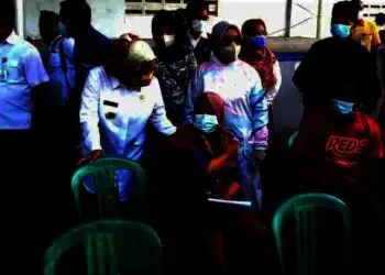 Bupati Serang Ratu Tatu Chasanah, berbincang dengan seorang warga yang telah melaksanakan vaksinasi, belum lama ini. (ISTIMEWA)