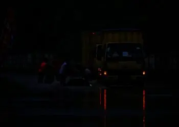 Foto Banjir di Jalan Pasar Kemis Akibat Luapan Kali