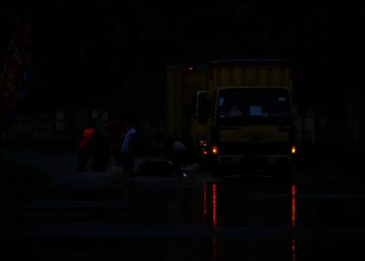 Foto Banjir di Jalan Pasar Kemis Akibat Luapan Kali