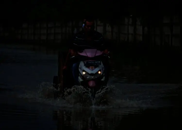 Foto Banjir di Jalan Pasar Kemis Akibat Luapan Kali