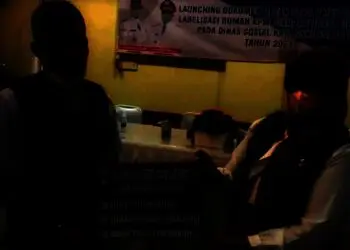 LABELISASI RUMAH KPM BANSOS–Kepala Dinsos Pandeglang, Nuriah, bersama Ketua Boedak Saung Kabupaten Pandeglang, Entus Hunaeni, menunjukkan cetakan untuk labelisasi rumah KPM Bansos di Kabupaten Pandeglang, Selasa (21/12/2021). (NIPAL SUTIANA/SATELITNEWS.ID)