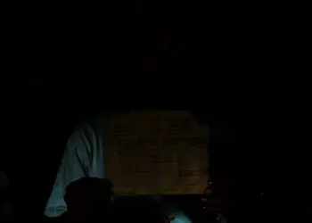 Terungkap! Ini Alasan Warga di Pandeglang Membangun Fondasi Tengah Jalan