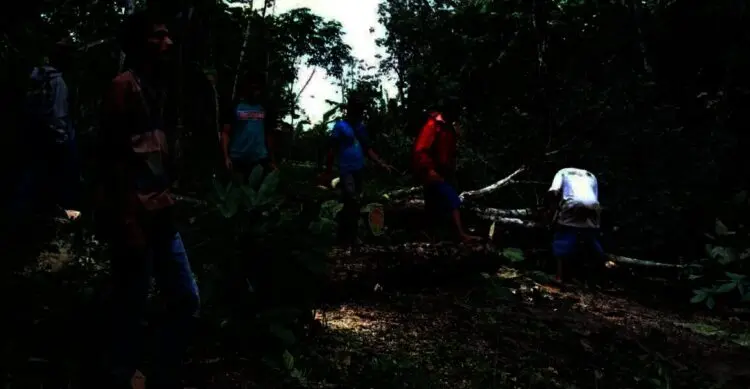 Kades dan Masyarakat Desa Sindangresmi Gotong – Royong Buka Jalur Transportasi