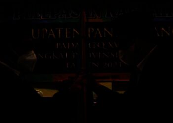 PELEPASAN KAFILAH–Secara simbolis, Pj Sekda Pandeglang, Taufik Hidayat melepas kafilah MTQ dengan penyerahan bendera pataka kepada Ketua Pelaksana MTQ Kabupaten Pandeglang, Ramadani, di salah satu hotel di Pandeglang, Rabu (8/12/2021). (ISTIMEWA)