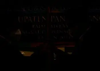PELEPASAN KAFILAH–Secara simbolis, Pj Sekda Pandeglang, Taufik Hidayat melepas kafilah MTQ dengan penyerahan bendera pataka kepada Ketua Pelaksana MTQ Kabupaten Pandeglang, Ramadani, di salah satu hotel di Pandeglang, Rabu (8/12/2021). (ISTIMEWA)