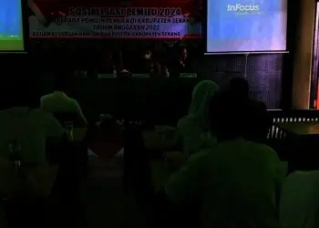 Sekretaris Dinkes Pandeglang, Eniyati, saat di wawancara wartawan, di ruang kerjanya, Rabu (15/12/2021). (ISTIMEWA)