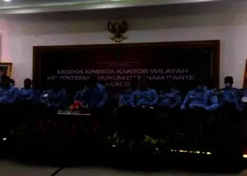SERAHKAN BUKU–Kepala Dinsos Pandeglang, Nuriah, secara simbolis menyerahkan buku berbasis data kepada pihak Kecamatan, di salah satu rumah makan di Pandeglang. (ISTIMEWA)