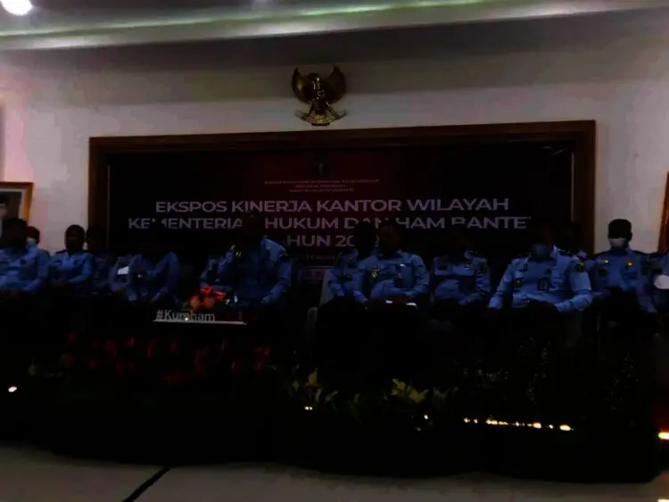 SERAHKAN BUKU–Kepala Dinsos Pandeglang, Nuriah, secara simbolis menyerahkan buku berbasis data kepada pihak Kecamatan, di salah satu rumah makan di Pandeglang. (ISTIMEWA)