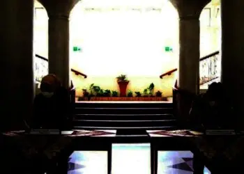 Bupati Serang Ratu Tatu Chasanah, sedang menandatangani naskah MoU dengan pihak UGM. (ISTIMEWA)