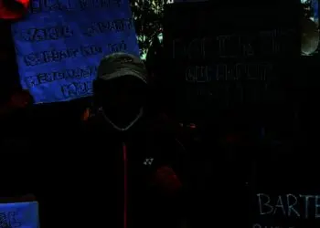 Buruh Bentangkan Poster Untuk Gubernur
