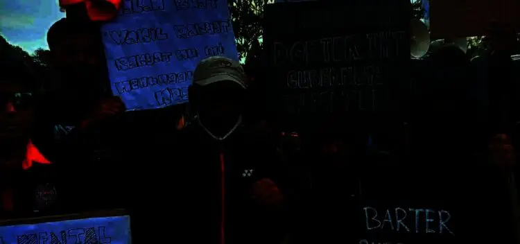 Buruh Bentangkan Poster Untuk Gubernur