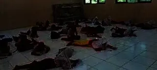 Tak Ada Kursi dan Meja, Murid SDN di Lebak Ini Belajar di Lantai