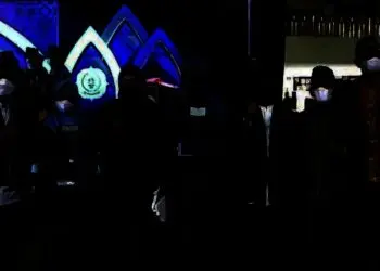 Bupati Pandeglang, Irna Narulita, didampingi jajarannya foto bersama dengan kafilah yang meraih juara III di MTQ XVIII tingkat Provinsi Banten, Sabtu (11/12/2021) malam. (ISTIMEWA)