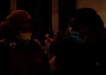Bupati Pandeglang, Irna Narulita, berbincang dengan Kepala Bappeda Pandeglang, Utuy Setiadi, sesaat sebelum mengikuti rapat rancangan awal RKPD Banten, di salah satu hotel di Tangerang, Selasa (14/12/2021). (ISTIMEWA)