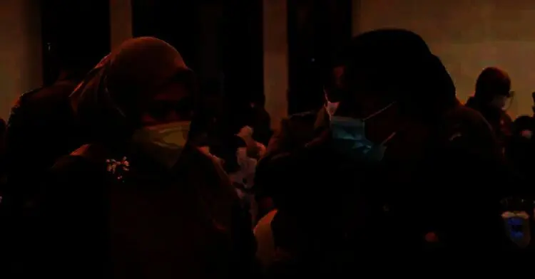 Bupati Pandeglang, Irna Narulita, berbincang dengan Kepala Bappeda Pandeglang, Utuy Setiadi, sesaat sebelum mengikuti rapat rancangan awal RKPD Banten, di salah satu hotel di Tangerang, Selasa (14/12/2021). (ISTIMEWA)
