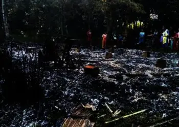 LUDES - Sebuah rumah milik warga di Kecamatan Cisata, Kabupaten Pandeglang, ludes terbakar, Senin (27/12/2021) malam. (ISTIMEWA)