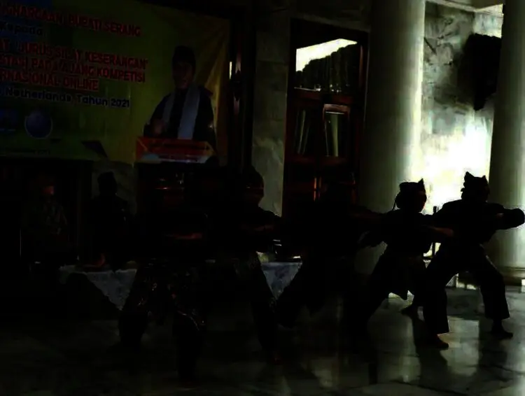 Bupati Serang Ratu Tatu Chasanah, menyaksikan pementasan Silat Kaserangan. (ISTIMEWA)