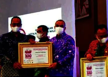 Bupati Zaki Terima Penghargaan di Hari Ulang Tahun