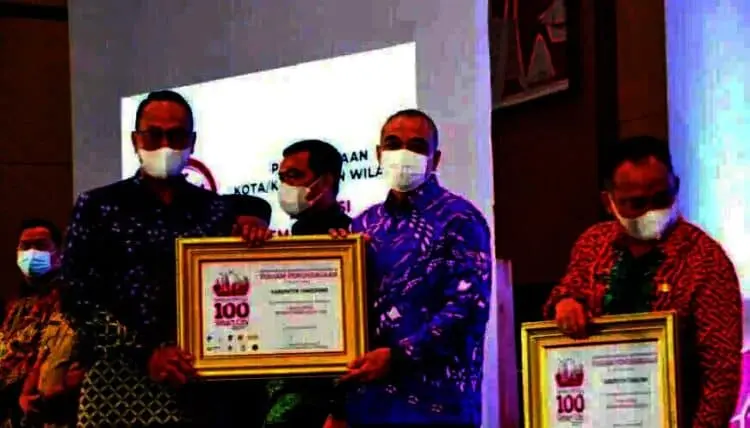 Bupati Zaki Terima Penghargaan di Hari Ulang Tahun