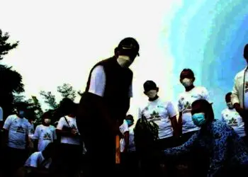 Wabup Pandji Tirtayasa, secara simbolis menanam pohon di kawasan Bendungan Sindangheula, Sabtu (18/12/2021). (ISTIMEWA)