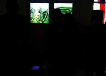 Bupati Serang Ratu Tatu Chasanah, mengecek kondisi ruangan dan meja belajar sekolah swasta yang diresmikannya, Selasa (28/12). (ISTIMEWA)