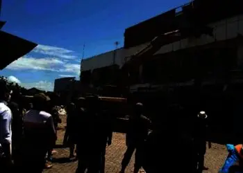 Proses pembongkaran THM di JLS, Kecamatan Kramatwatu, Kabupaten Serang, menggunakan alat berat dan dipimpin Wabup Serang, Pandji Tirtayasa, Rabu (1/12/2021). (SIDIK/SATELITNEWS.ID)