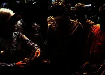 Bupati Serang Ratu Tatu Chasanah, melihat tas hasil produk UMKM dari Desa Cikolelet. Kerajinan dari eceng gondok tersebut, dipamerkan di gerai Teras Pendopo, Kamis (16/12/2021). (ISTIMEWA)