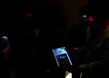 Ketua DPRD Kabupaten Serang, Bahrul Ulum, menyerahkan bantuan android kepada pendamping PKH, Senin (13/12/2021). (ISTIMEWA)