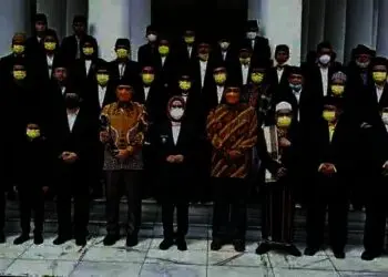 FOTO BERSAMA–Bupati Serang Ratu Tatu Chasanah, foto bersama dengan para kafilah Kabupaten Serang, yang siap berlomba di MTQ tingkat Provinsi Banten. (ISTIMEWA)
