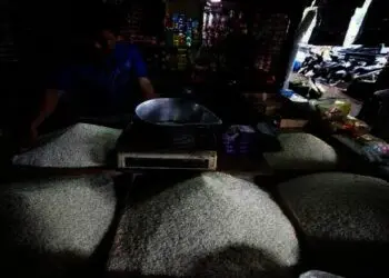 Penjual beras jajakan dagangannya. (ISTIMEWA)