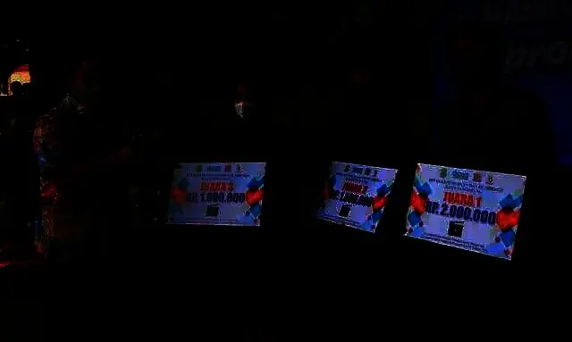 Wali Kota Arief Serahkan Hadiah Pemenang Lomba Logo, Maskot dan Official Song Porprov Banten ke- VI