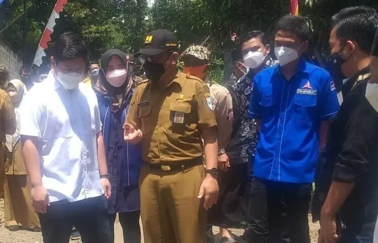 TINJAU JALAN–Anggota DPR RI, Rizki Natakusumah, didampingi Kepala DPUPR Pandeglang, Ketua Fraksi Demokrat DPRD Pandeglang dan jajaran lainnya, sedang meninjau titik jalan yang bakal dibangun dari DAK, Selasa (4/1/2022). (NIPAL SUTIANA/SATELITNEWS.ID)