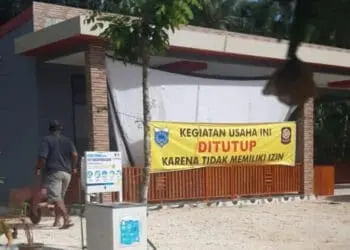 Salah satu rumah makan di wilayah Kecamatan Cigeulis, Kabupaten Pandeglang, terpangpang spanduk penyegelan. (ISTIMEWA)