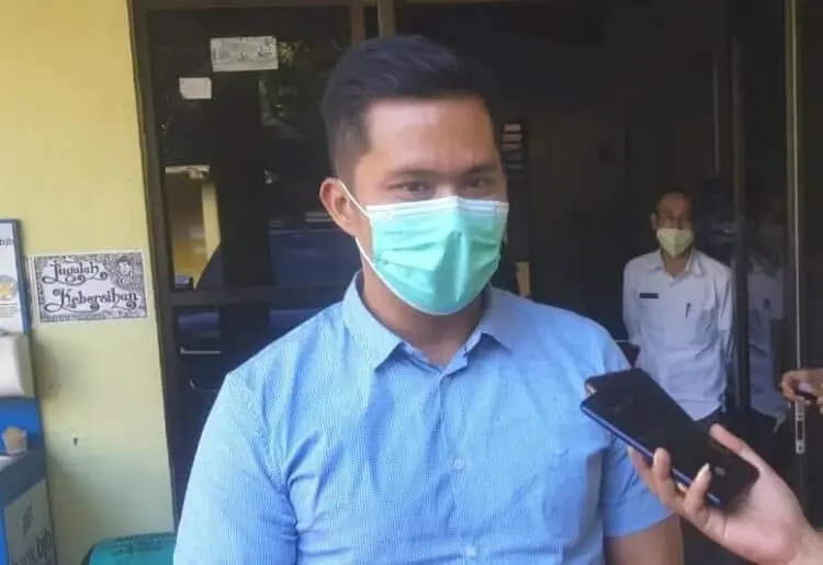 BERI KETERANGAN–Anggota DPRD Banten, Fitron Nur Ikhsan, ditemui usai memenuhi panggilan Inspektorat Pandeglang, di halaman Inspektorat Pandeglang, Rabu (5/1/2022). (ISTIMEWA)