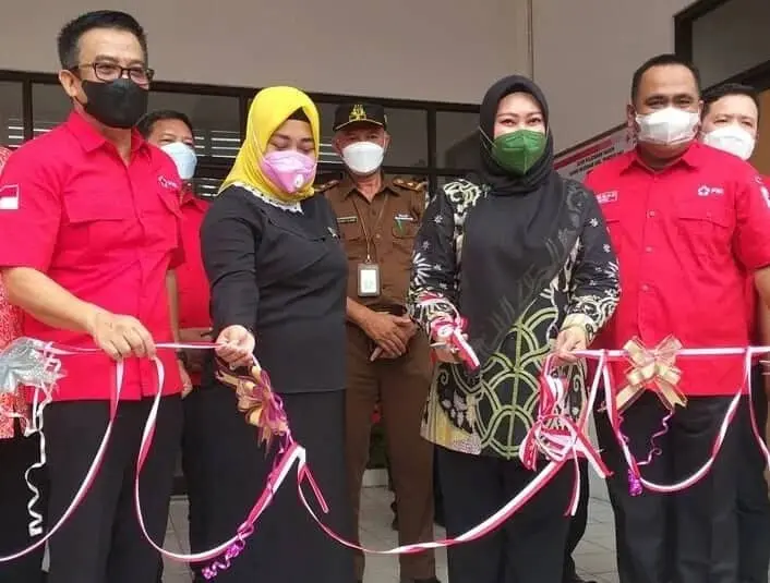PERESMIAN–Bupati Pandeglang, Irna Narulita, bersama pengurus PMI Banten, didampingi Ketua PMI Pandeglang dan jajaran lainya, meresmikan Klinik Rusdinar, Rabu (12/1/2022). (NIPAL SUTIANA/SATELITNEWS.ID)