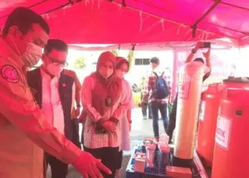 LUMBUNG SOSIAL–Pimpinan Komsi VIII DPR RI, Tubagus Ace Hasan Syadzily didampingi Bupati Pandeglang, Irna Narulita, Dirjen Linmasa dan jajaran lainya, melihat fasilitas lumbung sosial, di halaman Pendopo Bupati Pandeglang, Jumat (21/1/2022). (NIPAL SUTIANA/SATELITNEWS.ID)