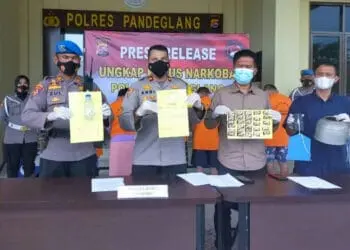Wakapolres Pandeglang, didampingi jajarannya sedang menunjukkan barang bukti yang berhasil diamankan dari tangan para pelaku, di Mapolres Pandeglang, Rabu (26/2/2022). (ISTIMEWA)