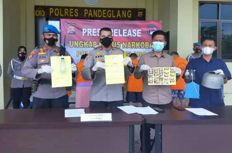 Wakapolres Pandeglang, didampingi jajarannya sedang menunjukkan barang bukti yang berhasil diamankan dari tangan para pelaku, di Mapolres Pandeglang, Rabu (26/2/2022). (ISTIMEWA)