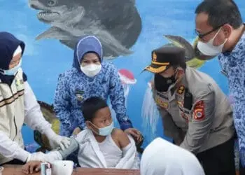 Bupati Serang Ratu Tatu Chasanah, saat memotivasi anak saat divaksinasi, Kamis (20/1/2022). (ISTIMEWA)