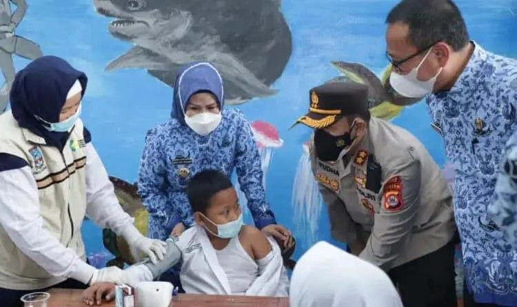 Bupati Serang Ratu Tatu Chasanah, saat memotivasi anak saat divaksinasi, Kamis (20/1/2022). (ISTIMEWA)